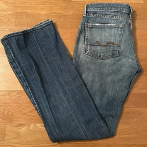 7 for all mankind jeans - Världens snyggaste jeans som va för små för mig:// färgen syns bäst på sista bilden och de verkar nästan oanvända😊 W28, skulle säga att de är som en liten 36a, går ner till hälarna om man är 175cm eller kortare!