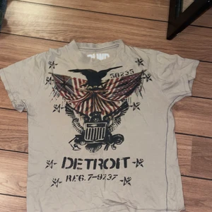 Cool t-shirt  - Säljer denna otroligt fina och coola t-shirten. Den passar till typ allt. Inga fläckar eller andra negativa effekter. Nästan aldrig använd, kanske 8 gånger.