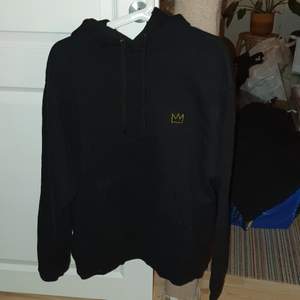 Hov1 merch hoodie från vindar på mars. Använd fåtal gånger, nyskick. Storlek XL liten i storlek.