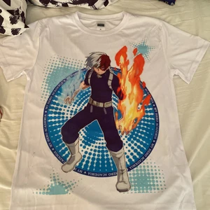 Todoroki my hero academia tröja - My hero academia tröja med Todoroki tryck på. Köpt på Comic Con i Stockholm 2021. Aldrig använd. Storlek XL men är som en M. Liten svart fläck nere i hörnet men inget som stör.