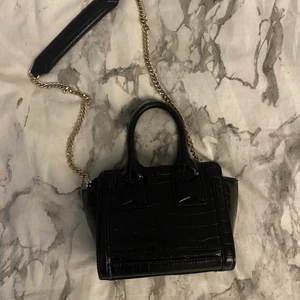 Väska zara - Säljer denna snygga väska ifrån ZARA. Aldrig använd så i nyskick ❤️ köparen står för frakten 