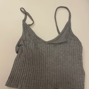 Grå linne - V ringat gråt linne, snyggt och enkelt går att matcha på många sätt. Inga fläckar eller hål. Köparen står för frakten<3