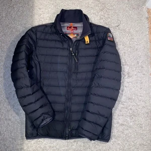 Parajumper jacka  - Parajumpet ugo som är i topp skick, inga skador alls , köptes från Nk i Göteborg 