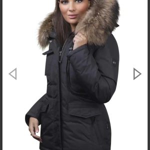 Hollies livigno lång modell  - Har inga bra bilder men jackan är i princip ny, använd 1 vinter vilket var vintern 2020. Den är längre än denna jacka som är här men det fanns ingen lånad bild på den långa modellen, du kan kontakta mig om du vill ha bättre bilder på den.