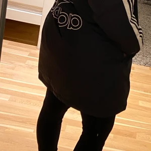 Adidas jacka  - Varm adidas jacka jätte fint skick. Använd Max 2 gånger 