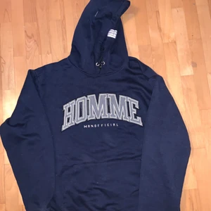 Hoodie - Mörkblå hoodie med tryck på! I strl XXL men passar mer som en L-XL 
