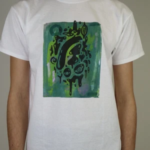 Grönt Screentryck - Handgjord screentryckt t-shirt. Frakt: 48kr
