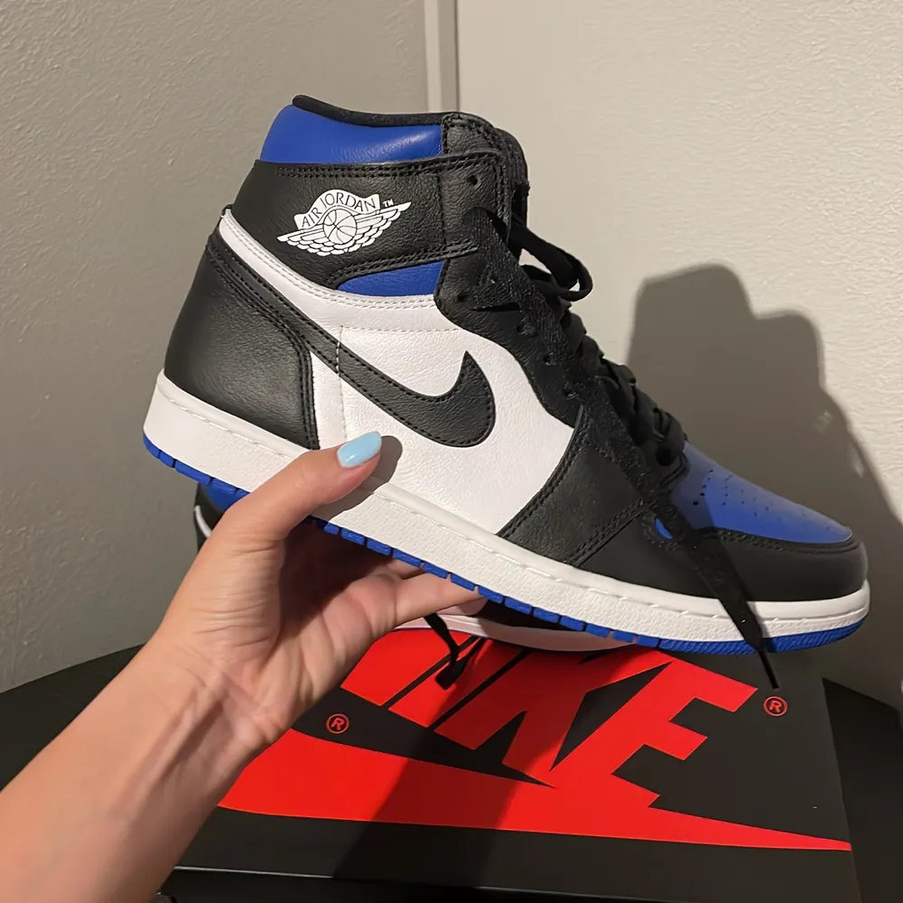 Helt nya Air Jordan 1 Retro High ”Royal Toe”. Aldrig använt.  Säljer pga att jag har köpt nya.                                 Blåa snören medföljer. Kvitto finns.. Skor.