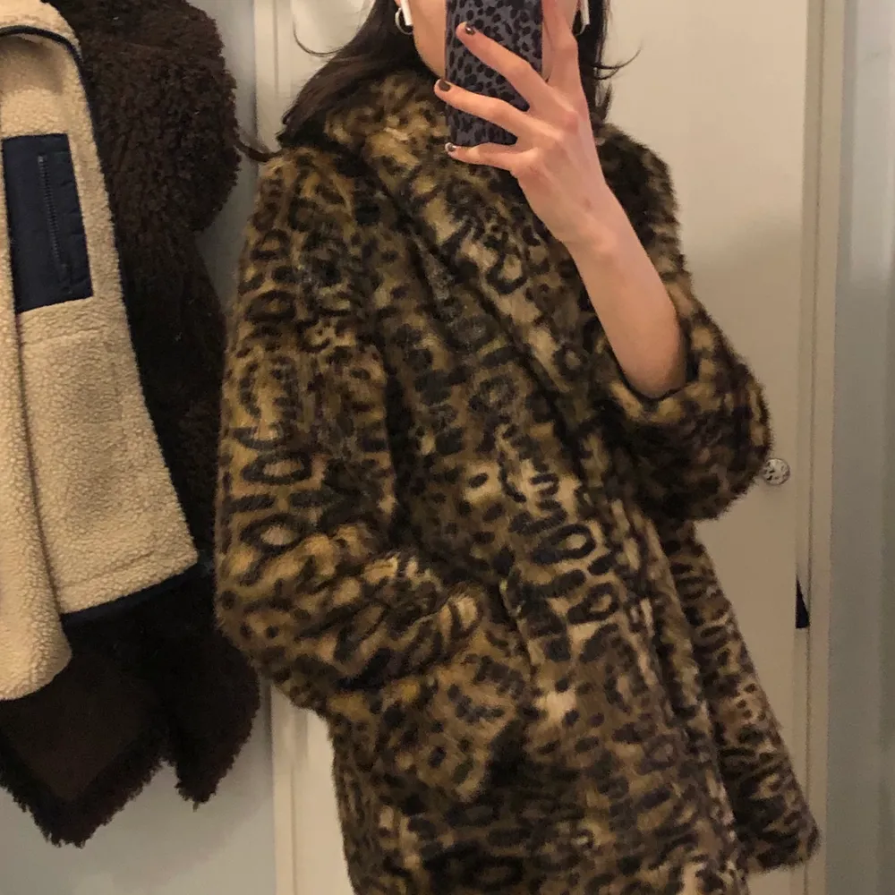 Fin kappa/jacka från &other stories. Faux fur. Superfin! inget att anmärka på i skicket. Säljs inte längre men köpte för runt 1900. Jackor.