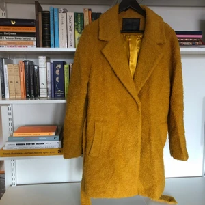 Gul vinterkappa - Gul-orange vinterkappa från mbyM, strl M. Använd fåtal gånger 