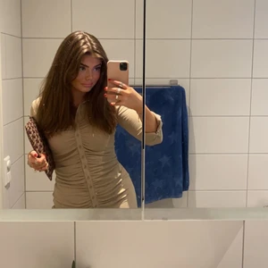 Beige Klänning - Superfin beige skjortklänning från bikbok! Endast använd 1 gång och vid fototillfället 😚 Köparen står för frakten 🧸🤍