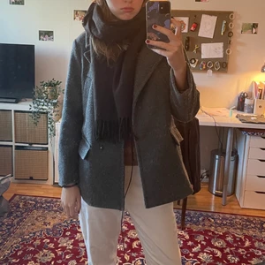 Kort grå kappa - Kort grå kappa från HM! Den funkar till allt, men är tyvärr ganska nopprig💕