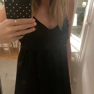 Klänning - Säljer denna fina klänning. Slutar just vid knäna på mig som är 169. Frakt 66kr 💜