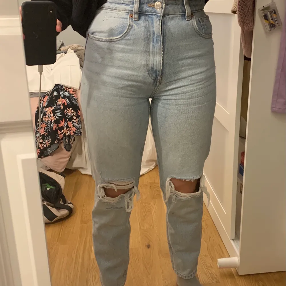 Snygga ljusblåa mom jeans från Zara. Hålen sitter längre ner på mig som är kort (164 cm). Dock är jeansen perfekt i längd på mig. Endast använd ett fåtal ggr. Nypris ca 399kr. Hör av dig för mer information. Pris kan diskuteras vid snabb affär 💞💞. Jeans & Byxor.