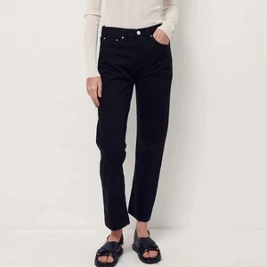 Toteme jeans 26/32 - Säljer svarta jeans från Toteme. Storlek - 26/32, men jag uppskattar som 25/32. Välanvända och viss påverkan av tvätt osv som jeans får men har behållt färgen väl. 