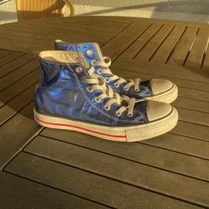 Ett par coola blåa Converse i bra skick. - Conversen är i storlek 37, skulle gärna ha det själv men är tyvärr för små. De är mycket bra skick❤️💕