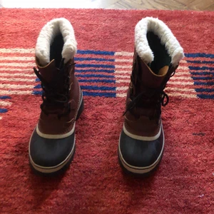 Sorel Caribou. Brun. Storlek 40. - I princip helt oanvända Caribous från 2020, perfekta för svensk vinter då de har en varm ullig insida. 
