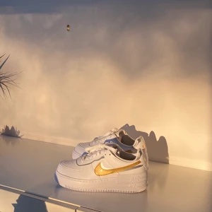 Air Force 1 shadow - Helt nya Air Force 1 i den slutsålda modellen ”WMNS NIKE AF1 SHADOW GOLD”. Sjukt clean och snygg modell.👟😮‍💨 Säljer pga fel storlek. Bara att skriva för mer info och bilder! Köparen står för fraktkostnaden, skickas med DB Schenker.
