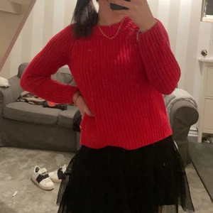 Röd stickad tröja - Börjar bli aningen för liten och därav anledningen till att jag säljer. Flitigt använd men trots det ser den ut som ny.