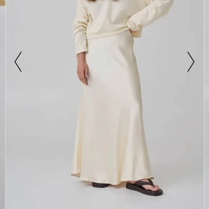 Super vacker satinkjol - Säljer denna super vackra satinkjol i nyskick som är helst slutsåld på Nakds hemsida. Den är i storlek S/ 36 och har prislappen kvar. Hör av dig vid eventuella frågor🥰 Kan frakta eller mötas upp. (Frakten kollas upp vid köp)