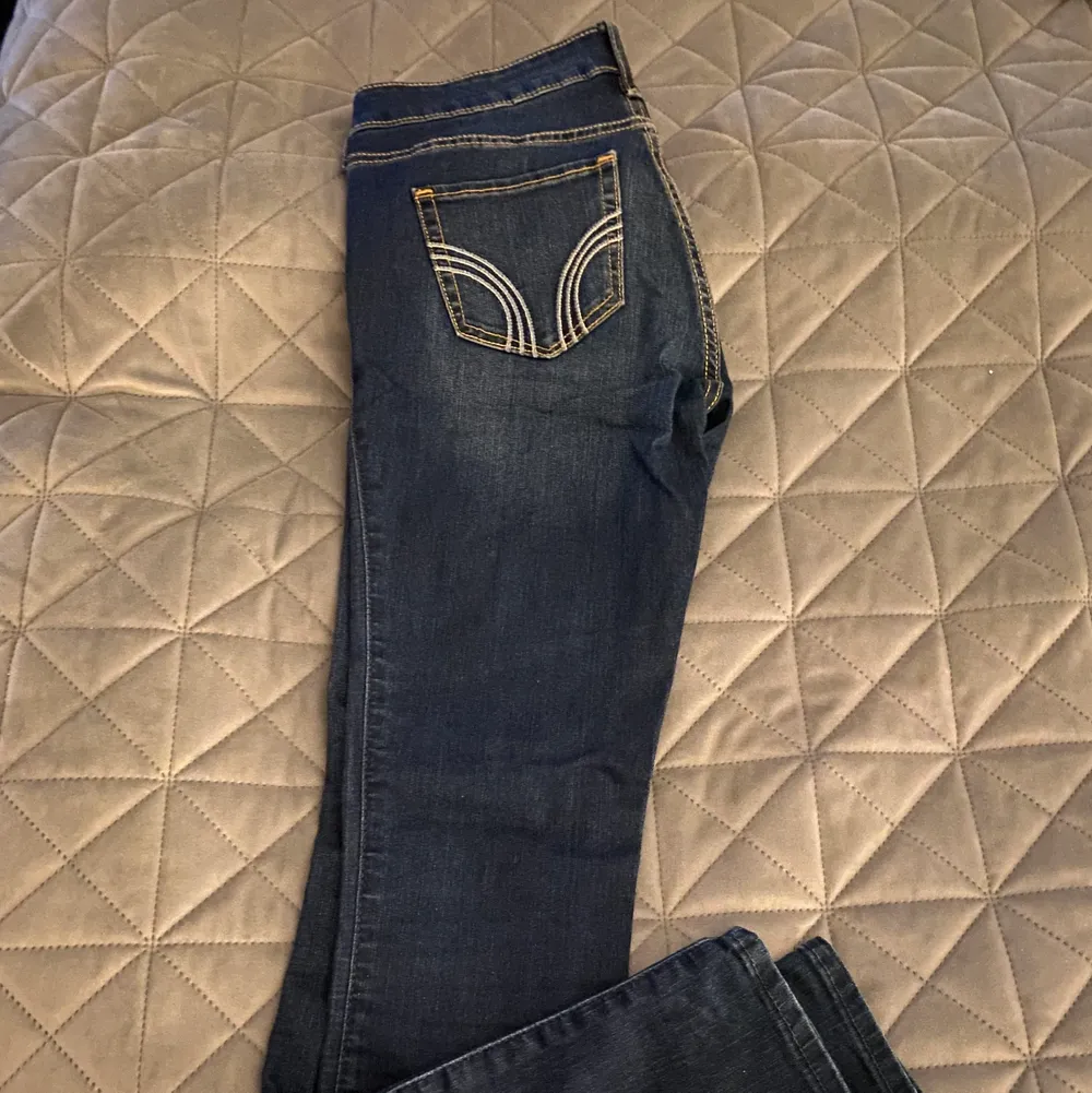 Hollister jeans i modellen ”super skinny”. Använda ganska väl men är i väldigt gott skick. Längd 31 och midja 27 . Jeans & Byxor.