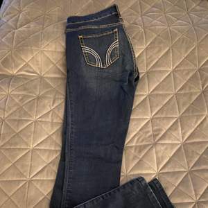 Hollister jeans i modellen ”super skinny”. Använda ganska väl men är i väldigt gott skick. Längd 31 och midja 27 