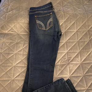 Hollister jeans - Hollister jeans i modellen ”super skinny”. Använda ganska väl men är i väldigt gott skick. Längd 31 och midja 27 
