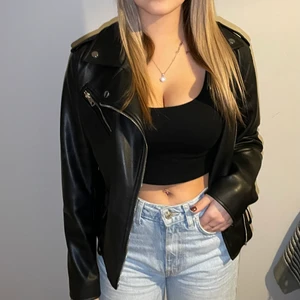 Svart skinnjacka - Fin svart skinnjacka från zara!!! Är i storlek L men är ganska liten i storlek.