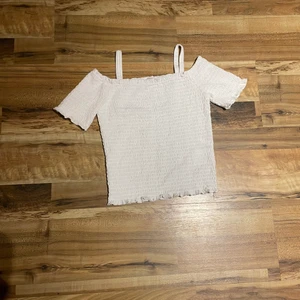 Söt vit topp. Stolek 146-152 - Vit söt topp. Stolek 146-152. Frakt 12kr