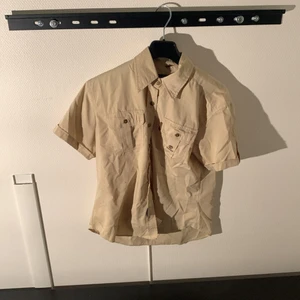Beige Timberland Skjorta - Fin färg och fina fickor, Dam storlek XXL men passar mycket mindre t.ex M-L. Skriv om det är något du undrar om