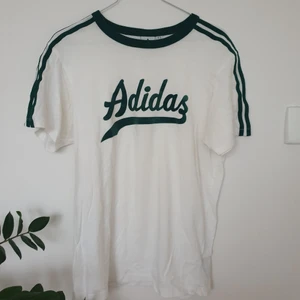 Adidas t-shirt storlek M - Adidas t-shirt storlek M. Vit tshirt med grön detaljer. Kan skickas annars finns I Malmö 💌