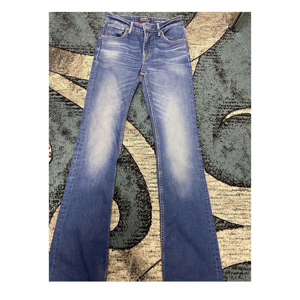 Midjemått 60cm  innerbenslängd:80cm Super gulliga lågmidjade jeans i blå från CROOKER sitter fint och liknar MISSME jeans, super najs material och extremt bra kvalite och skick. (Inga returer) skriv ifall du e seriös, billiga, strl XSS. Jeans & Byxor.