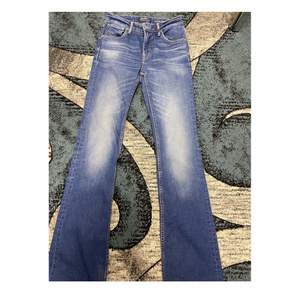 Midjemått 60cm  innerbenslängd:80cm Super gulliga lågmidjade jeans i blå från CROOKER sitter fint och liknar MISSME jeans, super najs material och extremt bra kvalite och skick. (Inga returer) skriv ifall du e seriös, billiga, strl XSS