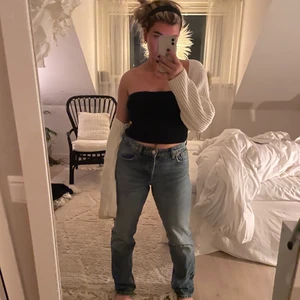 Zara jeans - Säljer nu mina zara straight leg jeans pågrund av att de ej kommer till användning! Bästa modellen på jeans jag någonsin testat, har dem i alla färger. Har enbart använda dem en gång i skolan. Dessa är storlek 38 men skulle säga att dom är något små i storleken så passar en s! Buda❤️❤️
