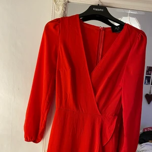 Julklänning från Nelly  - Endast använda en gång förra julen. Säljer pga att jag inte kommer få någon användning av den iår. Tyvärr går det inte att få med hela klänningen på en bild. Men skriv privat för mer bilder! Nypris var 499 och köpt på Nelly förra julen. I år säljs den inte längre men förra året sålde den slut snabbt. Beställ nu så kommer den innan jul❣️