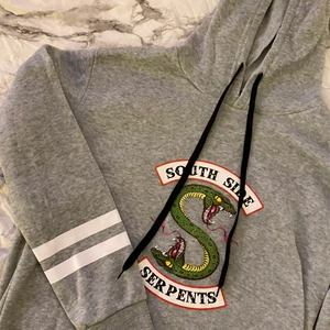 Riverdale hoodie  - Köpt förra julen men inte kommit till användning. Grå med trycket ”south side serpents” från serien riverdale🤍