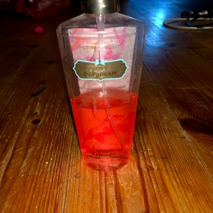 parfym - En VS parfym, halva kvar ungefär 