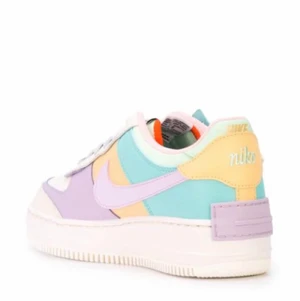 INTRESSEKOLL - Funderar på att sälja mina färgglada nike airforce 1. Dem är i bra skick och tänkte bara kolla om någon är intresserad och isåfall hur mycket ni är villiga att ge! Nya i samma size går för cirka $489. Kan skicka egna bilder och skriv gärna om det är något ni undrar💓