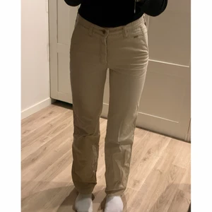 Jättefina beiga byxor från Oui  - Jättefina byxor från Oui. Jag köpte dessa på second hand, därför har de en liten defekt på bakfickan (kan skicka bild om det önskas) dock inget man tänker på alls. Bara använda ett fåtal gånger. De passar mig perfekt och jag är 165 cm. Ca storlek 36. 