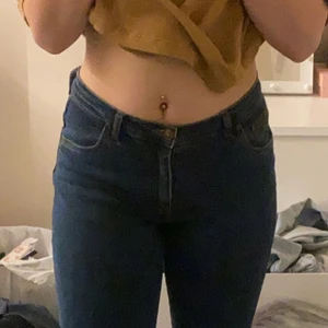 Mörkblå jeans storlek 40 - Säljer jeansen eftersom jag inte använder de. Super sköna o stretchiga o passar mig som är ca 170 lång. Ingen aning om var de är köpta. Super fint skick då det inte är använda så många gånger. Säljer dem för 150 kronor och du står för fraktkostnad själv. 