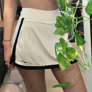 Nike Tenniskjol - skitsnygg vit tenniskjol från nike i strl xs :)) är i gott skick, ser i princip helt ny ut! säljes för att den inte kommer till användning. är rökfri men kissekatt finns i hemmet 