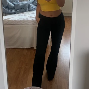 Kostymbyxor  - Säljer mina skit snygga lågmidjade kostymbyxor. Väll använda med är i bra skick! Köpt från Kappahl. Jag är 1.62cm men de är lite långa på mig. Skriv för fler bilder!⚡️