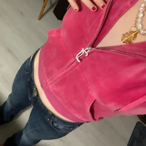 Juciy kofta - Säljer nu min älskade juciy couture kofta då den inte kommer till användning💗  färgen heter ”Cotton Rich Del Ray  Raspberry Rose” och är slutsåld i alla storlekar, nypris: 1500 kr🥰