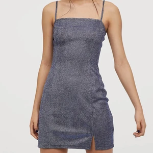 Glitter dress - H&m slutsålt glitter klänning i storlek S som jag har haft på endast 2-3x 🤍✨