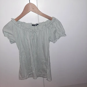 Reöja - En fin ljusgrön tröja. 