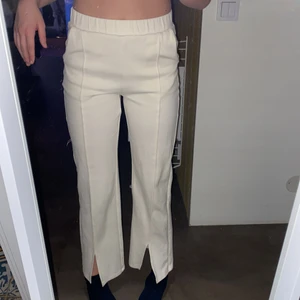 Ginatricot byxor  - Skit snygga byxor från ginatricot!! Det är beige/vita. Det har fickor framtill och har slits fram på byxorna längst ned! Det är i storlek XS men passar som S med. Man kan ha dom som både mid och lite high. Köparen står för frakten.