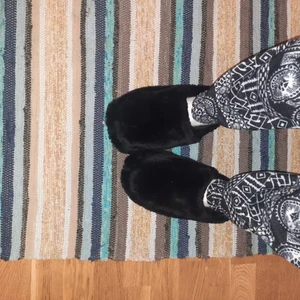 Toflor - Ett par tofflor som är bra. Vet itne storleken på dem. Se bild 2 för hur de ser ut under, de är lite missfärgade men inge fel