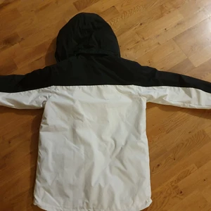 Fin skidjacka, använd ett fåtal ggr - Fin jacka..bra för skidåkning. Använd 5 gånger. Ren o fin!