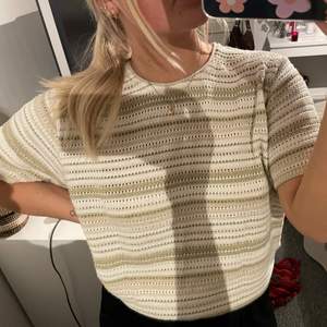 Säljer denna supersnygga tröjan, kommer inte till användning. Köpt secondhand men inga defekter! Storlek XL, går att styla hur man vill så skulle säga att den passar S-XL. 💞