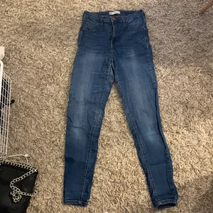 Jeans från gina tricot i storlek m  - Fina jeans från gina tricot knappt använda 